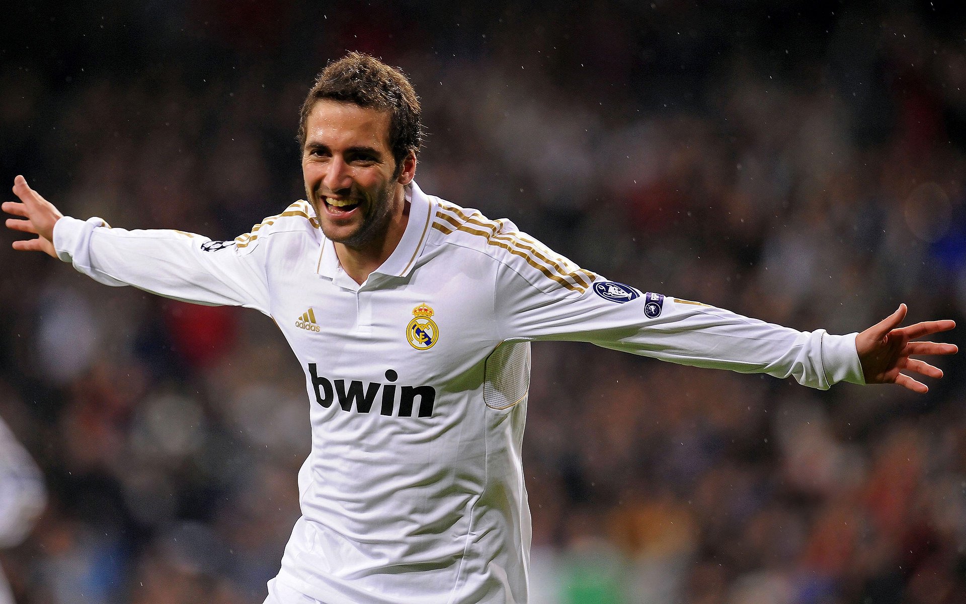 爱游戏体育app-球迷为主队加油打气自制应援物成为现场最亮眼的存在，打球应援口号