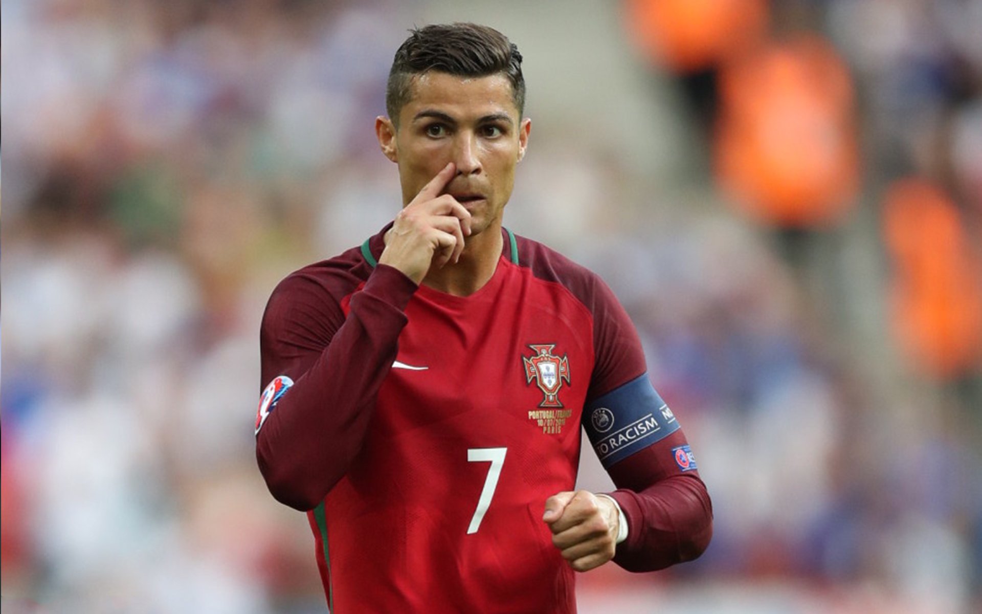 球迷为主队加油打气自制应援物成为现场最亮眼的存在，打球应援口号